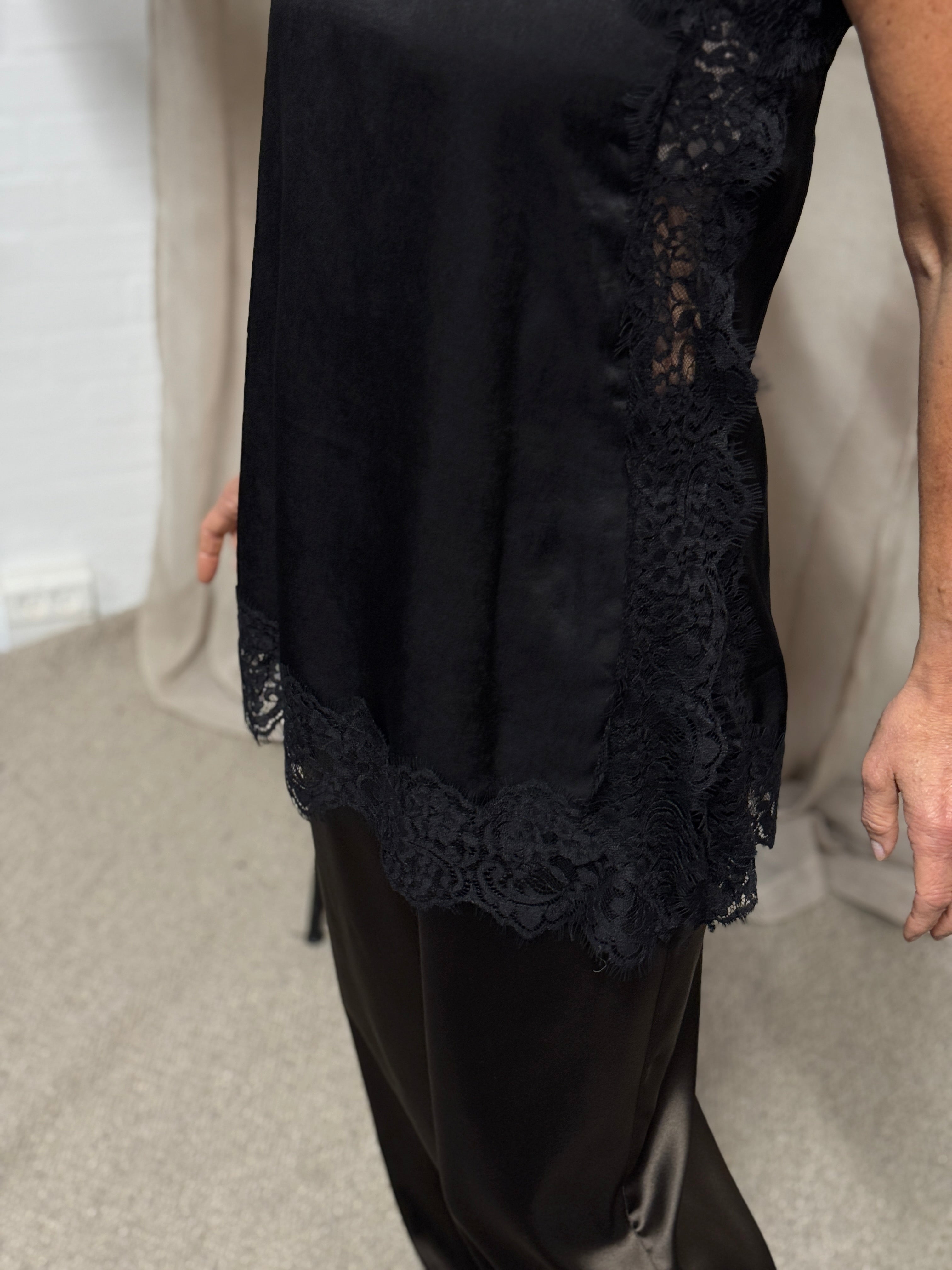 VMCHARM Top - Black